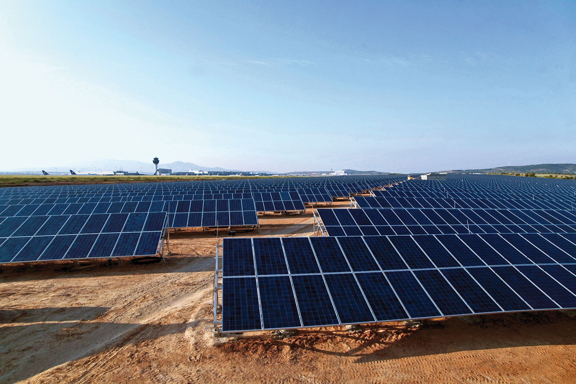 Athens International Airport war einer der ersten Flughäfen, der in Solartechnologie investierte und einen Photovoltaik-Park eingerichtet hat.
