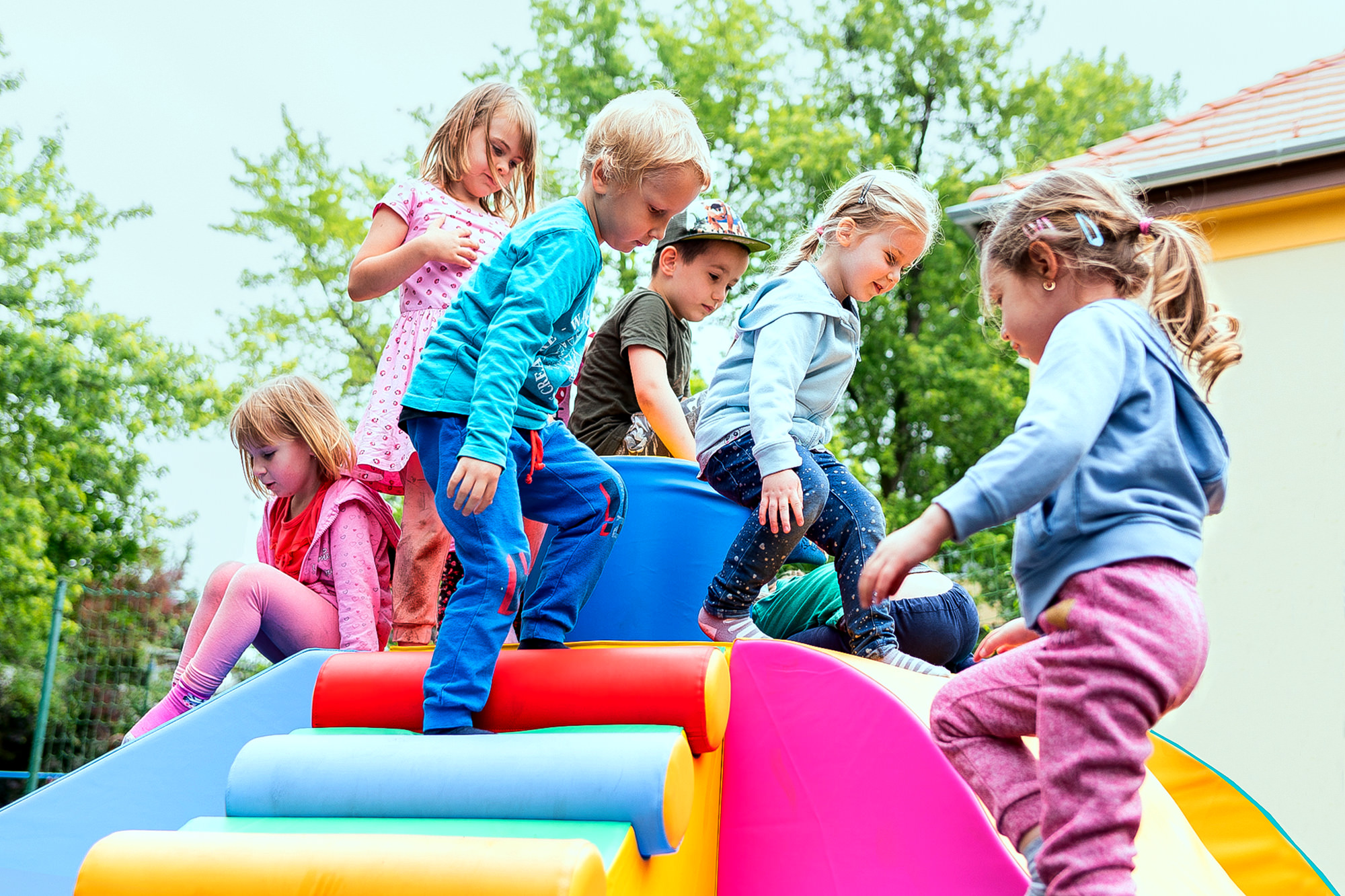 Mit Hilfe einer Spende von AviAlliance konnten Spielgeräte für einen Budapester Kindergarten angeschafft werden.