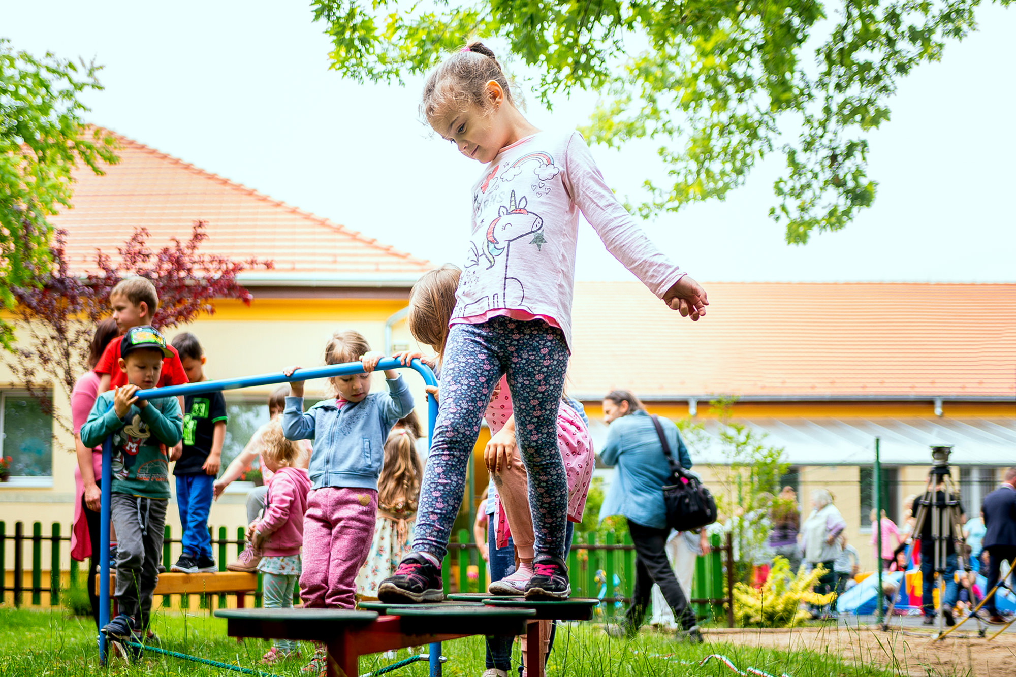 Beliebt sind bei den Kindern des Budapester Kindergartens die neuen Balanciergeräte, die mit der Spende von AviAlliance angeschafft wurden.